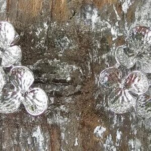 Orecchini in zama a forma di tre fiorellini con gancio per ciondoli