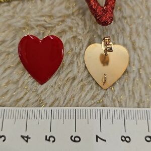 Perno smaltato forma cuore con porta pendente